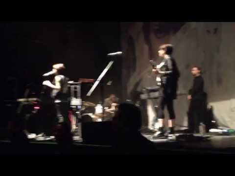 16/20 Tegan and Sara - Introducing the band & Selfie @ Plaza Condesa, Mexico 2014