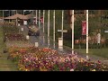 Giertanks met water en kleine sproeiers houden Floriade bloeiend