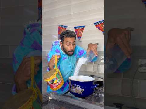 اما اخوك الصغير يخش المطبخ وامك بتصلي😂📿