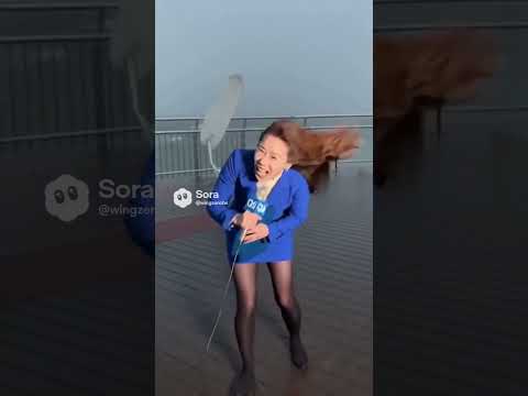 ミニスカ女子アナの中継中に台風でバケツが顔面直撃