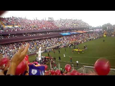 "Ultra Morada - Salida del Clasico vs Malajuela 14/4/2013" Barra: Ultra Morada &bull; Club: Saprissa