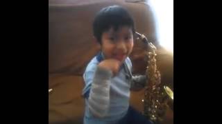 NIÑO TOCANDO SAXOFON HECTOR FABIAN EN SU PRIMER DIA CON SU SAXO