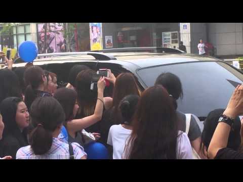 140720 Henry leaving SBS Inkigayo after recording