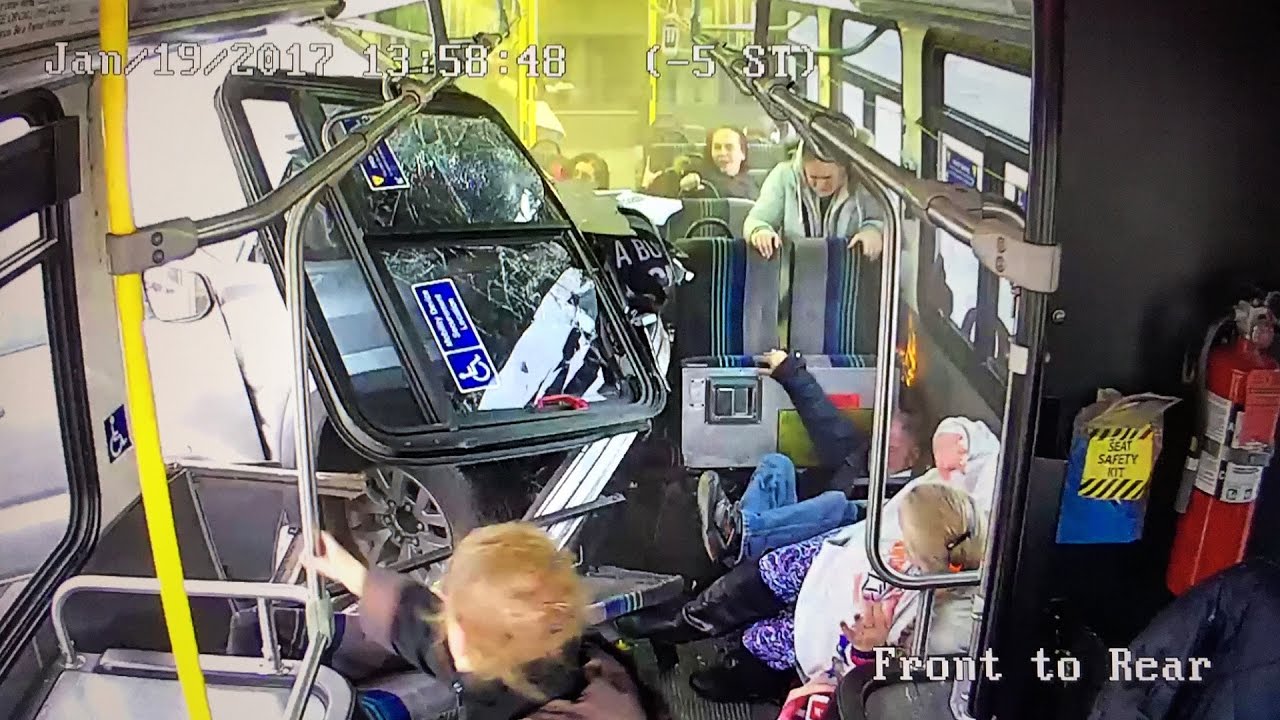 Тойота Тундра на полном ходу протаранила автобус