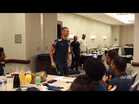 Cantoria, resenha e até dança do pombo: o "batismo" dos novatos da Seleção Brasileira