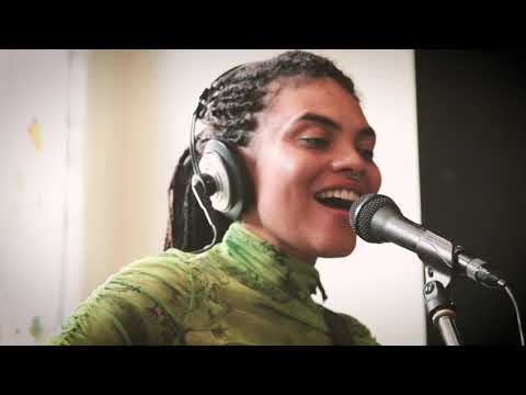 95bFM Friday Live: Estère - 'Pomegranate'