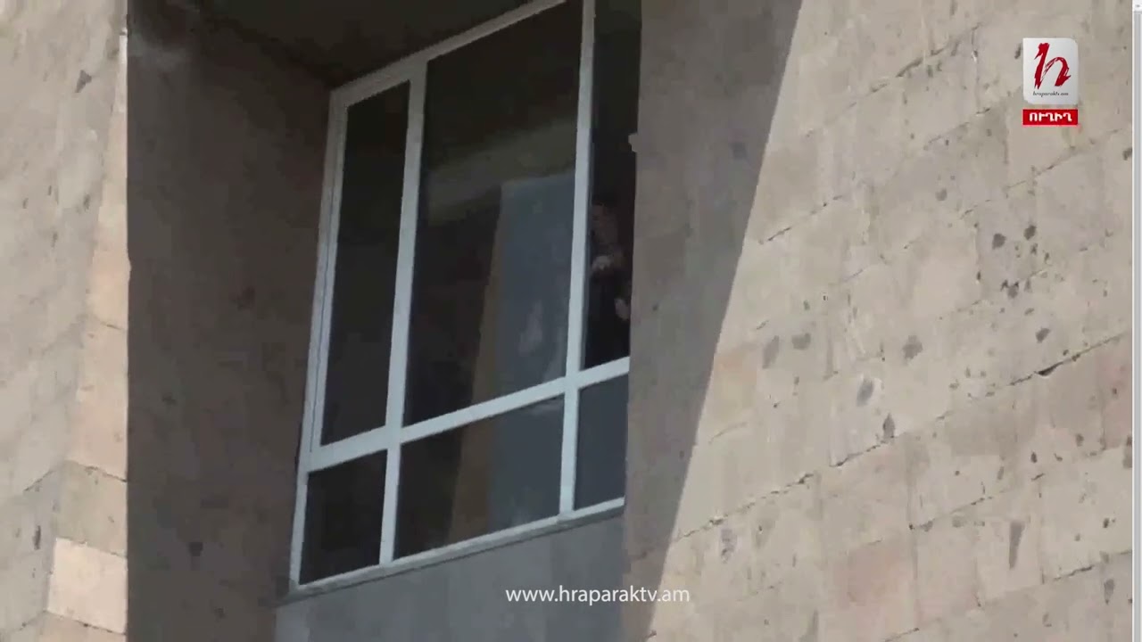 Կառավարության 3-րդ մասնաշենքից ջուր են նետում ցուցարարներին