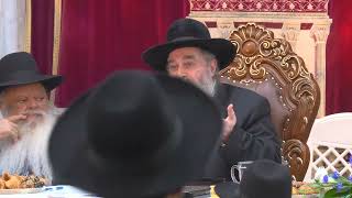 הקב"ה אוהב את הרחוקים - הרב יקותיאל אבוחצירא (הרב דניאל זר) - התמונה מוצגת ישירות מתוך אתר האינטרנט יוטיוב. זכויות היוצרים בתמונה שייכות ליוצרה. קישור קרדיט למקור התוכן נמצא בתוך דף הסרטון