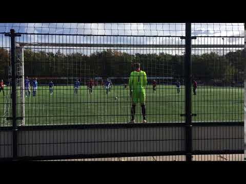 Jaime Hensen pakt penalty tegen VVIJ.