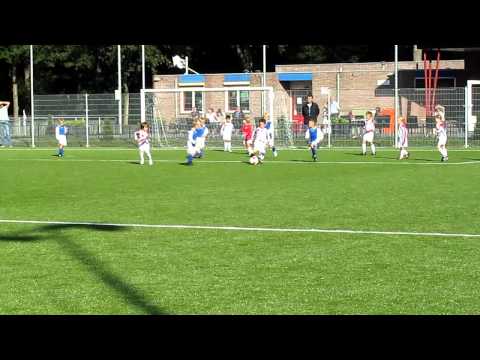 F7 SVS - STIPHOUT Daan krijgt eerste bal aangereikt (8 sept 2012)