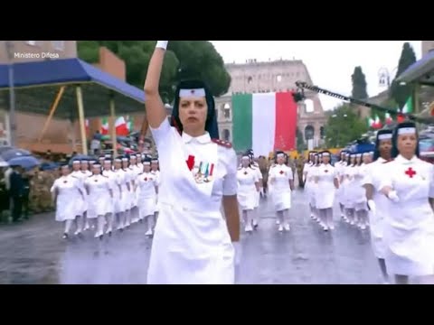 Parata 2 giugno, la sfilata delle crocerossine e l'applauso di Meloni