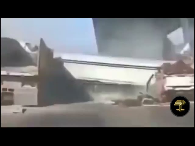 Error fatal de un camión al pasar bajo un paso elevado