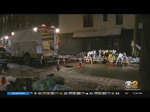 Con Ed Repairing Leaking Gas Main In Brooklyn