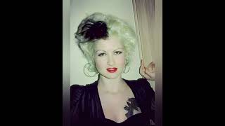 Cyndi Lauper - I Don&#39;t Want To Be Your Friend (legendado em português)