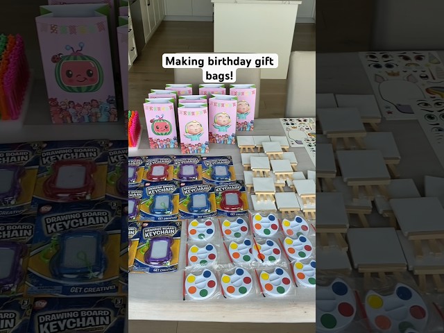 Vídeo relacionado con Nieve Bolsas Cumpleaños, Bolsas de Regalo Cumpleaños Azul con Papel de Regalo y Tarjeta Regalo, Snow Happy Birthday Party Decorations