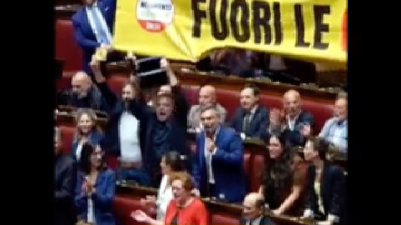 PROTESTA DEI 5 STELLE: RICCIARDI: "APRIRE LA CASSAFORTE, FUORI LE CHAT DI DELMASTRO"