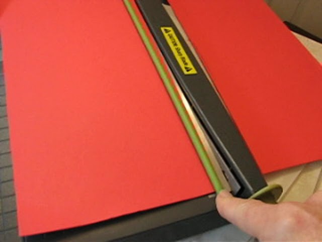 Vídeo relacionado con Swingline Paper Cutter, Guillotine Trimmer, 12" Cut Length, 10 Sheet Capacity, ClassicCut Lite (9312)