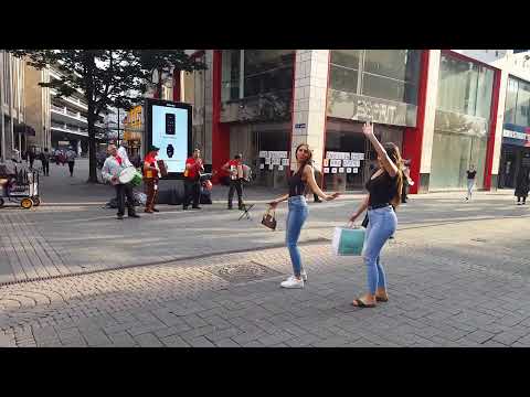 Dancers join Street Performer | Köln, Einfach cool | Mosko | Велико Търново