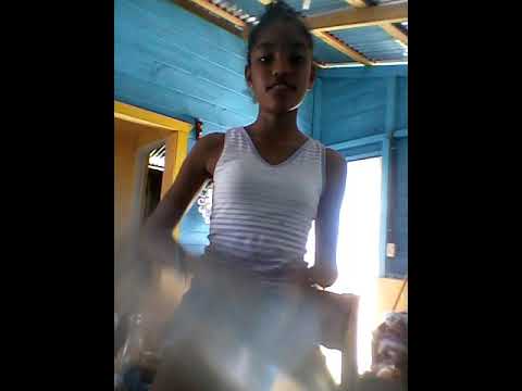 Niña de 13 años bailando canción de bad bunny 