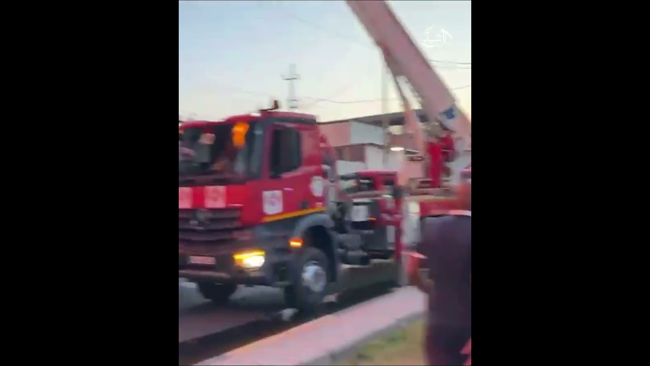 فيديو | اصابة 3 منتسبين في الدفاع المدني خلال عملية اخماد حريق بناية تجارية في شارع الظلال شرقي بغداد
