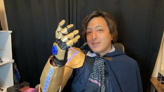 光る腕