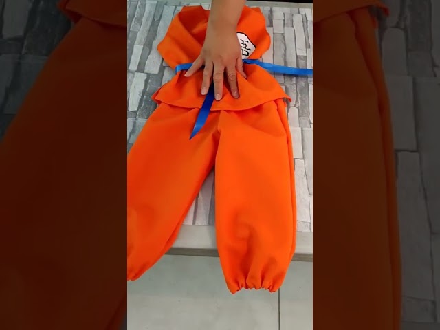 Vídeo relacionado con Funidelia Disfraz Oficial de Goku - Dragon Ball para niño, Pantalón, camiseta, muñequeras, cinturón y cubrebotas, Talla 10-12 años, Bola de Dragón - Traje de niños para fiestas, Carnaval y Halloween