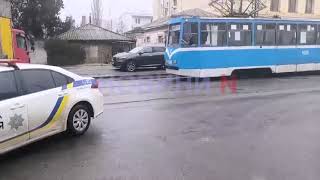 Столкнувшиеся грузовик и микроавтобус полностью перекрыли магистральную улицу в центре Николаева (видео)