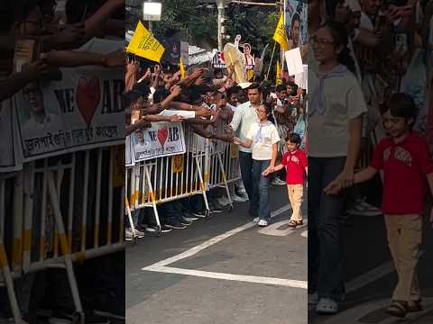 বাড়ির সামনে আসার কর্মী সমর্থকদের সঙ্গে দেখা করছেন অভিষেকের কন্যা ও পুত্র #abhishekbanerjee #tmc