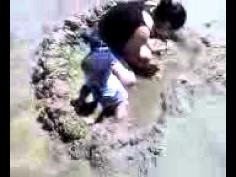 angel jugando en la playa