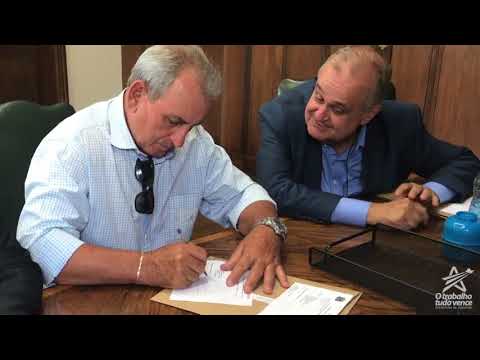 O Prefeito Ayres Scorsatto, assina o convênio para a liberação de R$ 474 mil reais para obras de pavimentação no Jardim das Palmeiras.