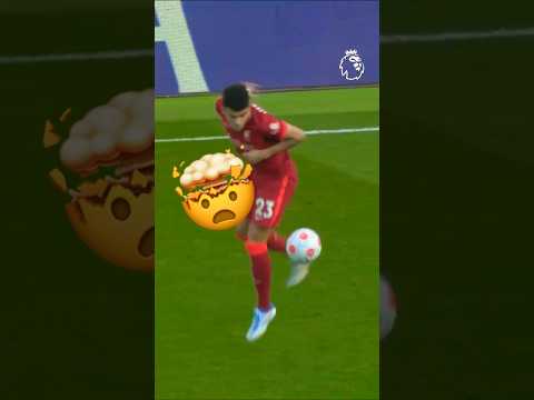 Luis Diaz Causing MAYHEM For Defenders 😰