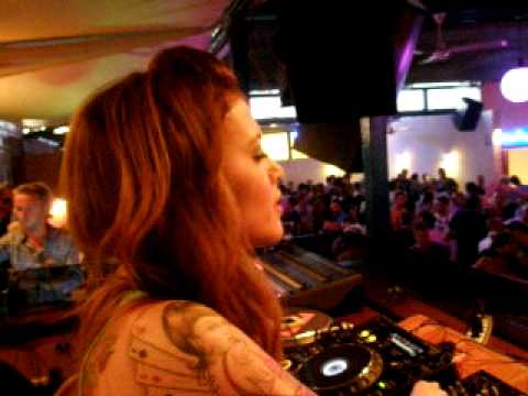 Marién Baker @ SPACE OPENING 2010 - Playing "Vodka Man"