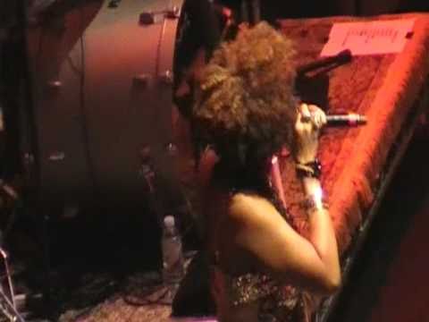 Macy Gray - "Kissed It" *Live at M.E.N. Arena* {Simply Red Supporting Act}