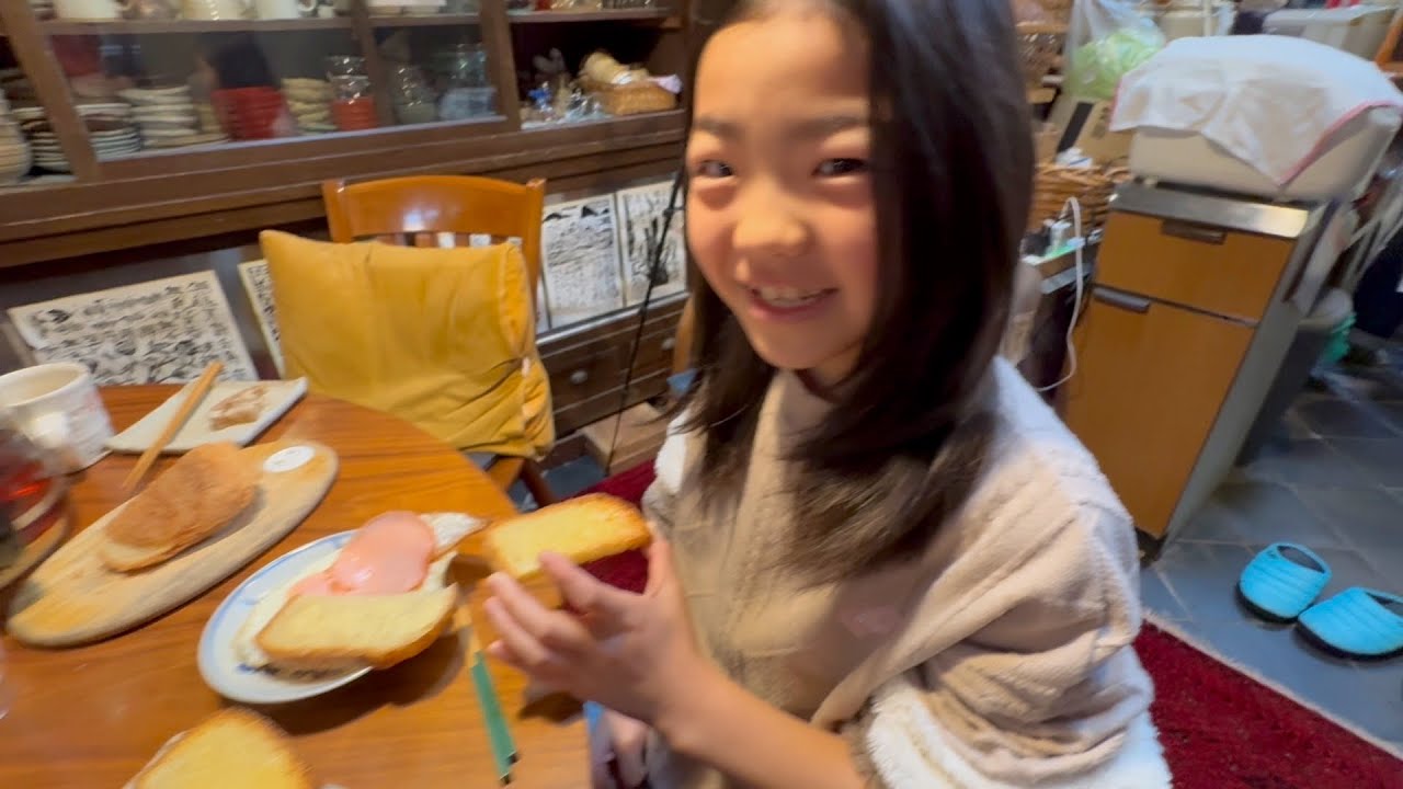 蚤の市期間中.. お腹が空いても２階に上がらないので抱っこされてやって来て.. 孫の給餌に忙しなく.. ボクは散歩に出ると踏み台に乗って.. グルッとまわって帰って来た猫…【散歩・1200日目】・・・