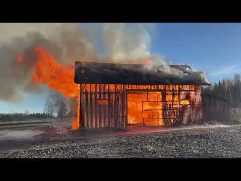Nedbrenning av gammel låve på Ottestad i Stange.