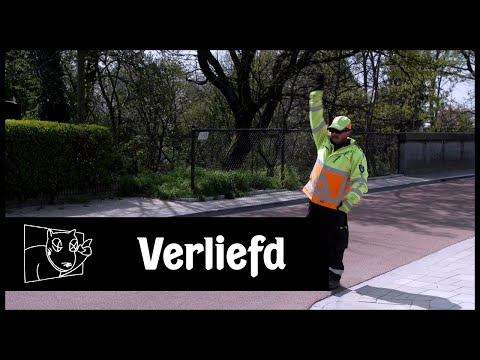 BIZAR! Zo'n intens verliefd stel zag je niet eerder...  | Man bijt hond XL