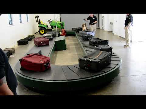 2015-10-13-DSC 0162-K9 BAGGAGE CAROUSEL DEMO-AT CBP K9 TRAINING CENTER FRONT ROYAL VA