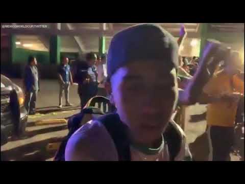 EJEMPLAR: Hinchas de Leon felicitan a los jugadores del equipo rival.