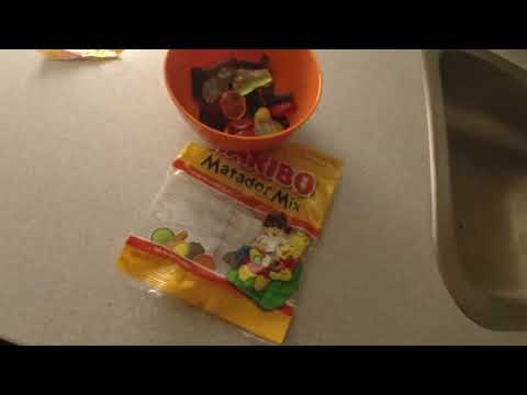 MongoTV_12141 - SPISER EN SKÅL MATADORMIX SLIK EN VARME TORSDAG EFTERMIDDAG