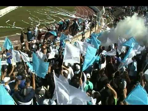 "LOS VILLEROS ENTRANDO EN LA CHILE (cerro 1 penadoy 0)" Barra: Los Villeros &bull; Club: Cerro