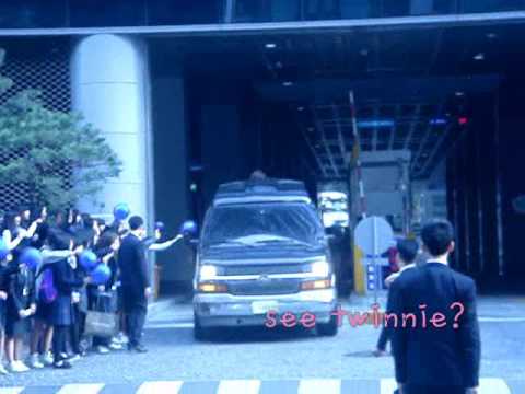 090321 Donghae Waved to Fans After MusicCore [see-twinnie]