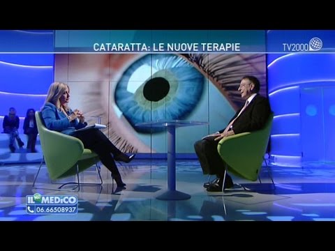 Affronti pacchi e un decollete con argilla Hypostasis di un occhio e la faccia gonfiata