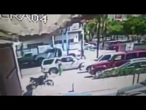 Sujetos en una camioneta blanca arriban a la llantera Marrufo