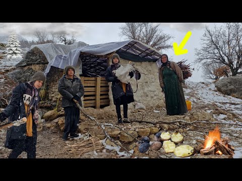 Homeless people's lives in a hut and snowy mountains 🌨| Collecting firewood and trying to survive🗻🔥