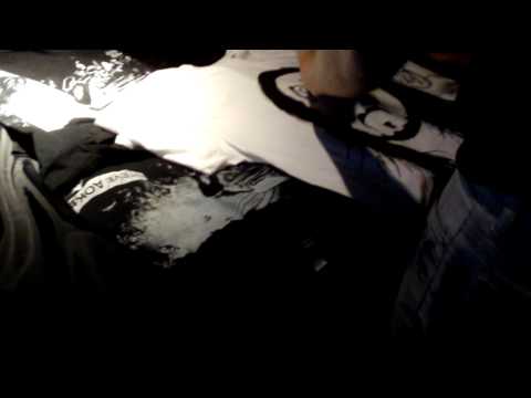 steve aoki signing t-shirts