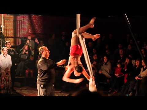 Les enfants acrobates du cirque tzigane Romanès