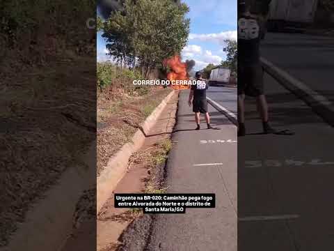 Urgente na BR 020  Caminhão pega fogo entre Alvorada do Norte e o distrito de Santa Maria GO