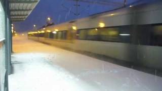 preview picture of video 'Öresundståg passerar Maria Station i Helsingborg en vintermorgon'