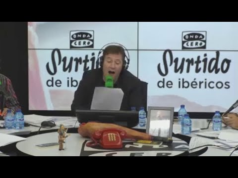 Latre Raphael cantando 'Ay, qué pena me da que se me ha muerto el canario'