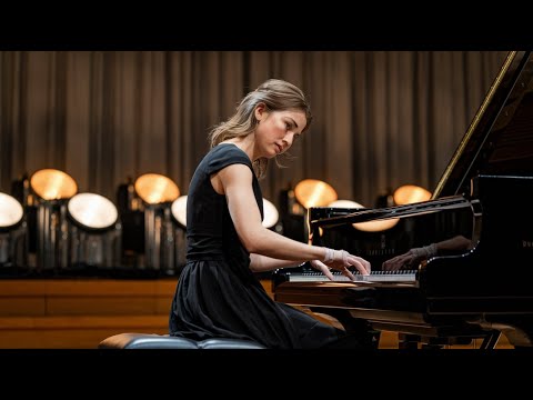 She Was Told to Play a Simple Piano Tune — Then She Stunned Them All with a Fiery Masterpiece...